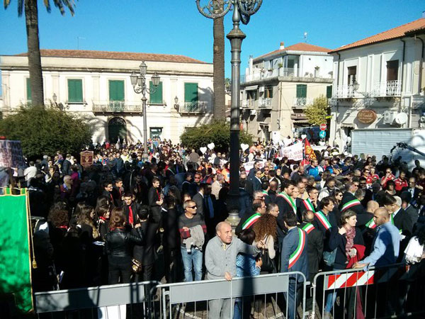 Sanità: migliaia a manifestazione difesa ospedale a Polistena
