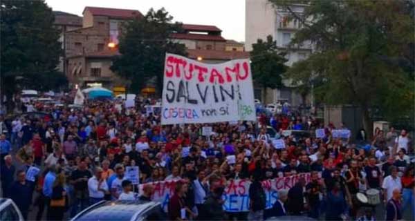 Salvini a Cosenza, centinaia di manifestanti in piazza 