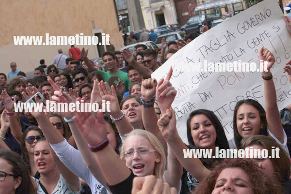 Lamezia: Studenti in piazza contro tagli Governo