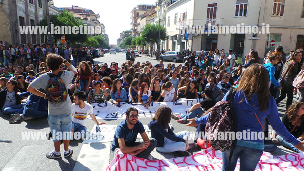 Lamezia: Manifestazione Collettivo Ri-Scossa studentesca "protestiamo per rincari costi istruzione"