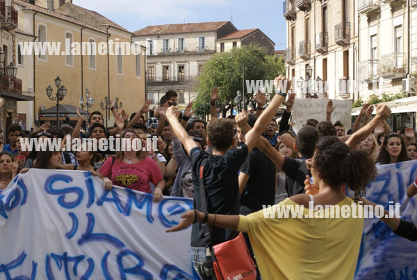 Lamezia: Manifestazione studenti, Istituto Geometri sospende alunni