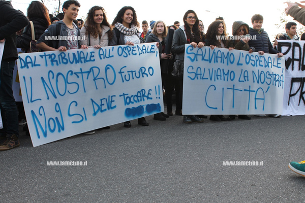 Lamezia: Studenti istituti superiori manifestano a favore dell’Ospedale 