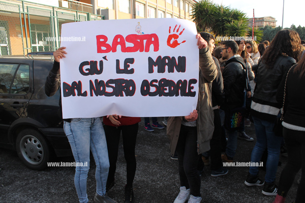 manifestazione-studenti-pro-ospedale-lamezia-3.jpg
