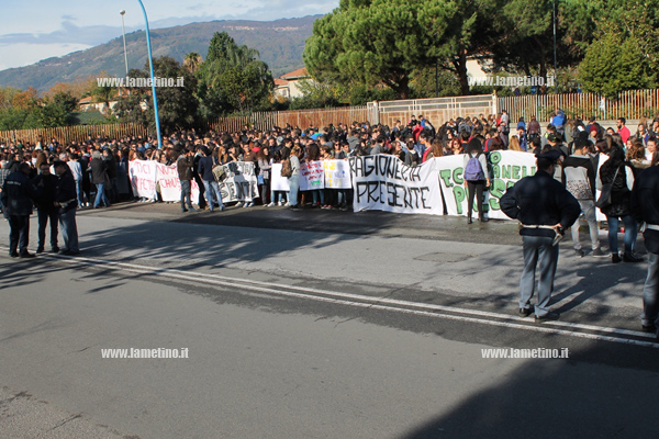 manifestazione-studenti-pro-ospedale-lamezia.jpg