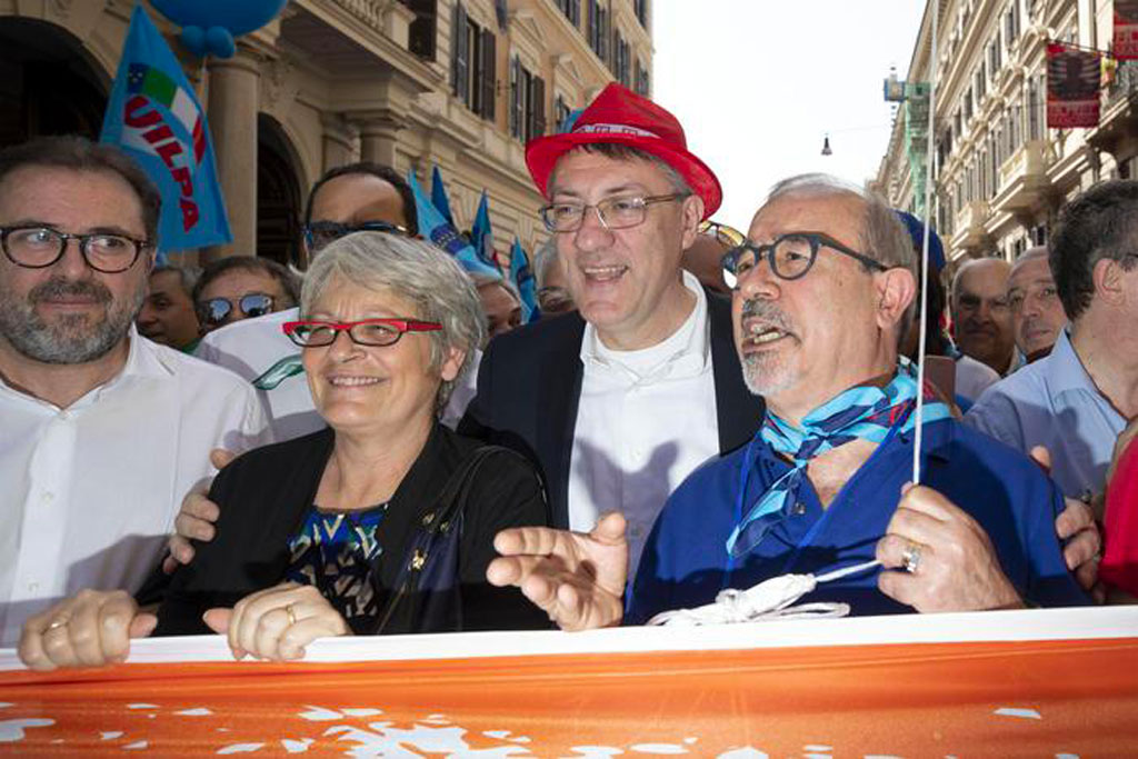 manifestazione-sud-sindacati-reggio-22-giugno1.jpg