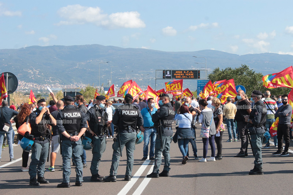 Manifestazione Usb dei precari a Lamezia: "Subito le stabilizzazioni"