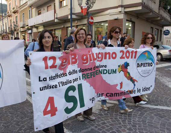 Lamezia, le donne di Idv sfilano sul corso a sostegno dei 4 sì ai referendum