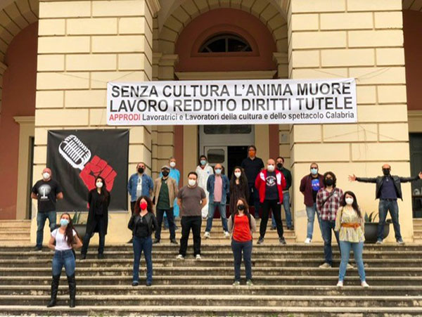 Manifestazione lavoratori dello spettacolo al 'Rendano' di Cosenza