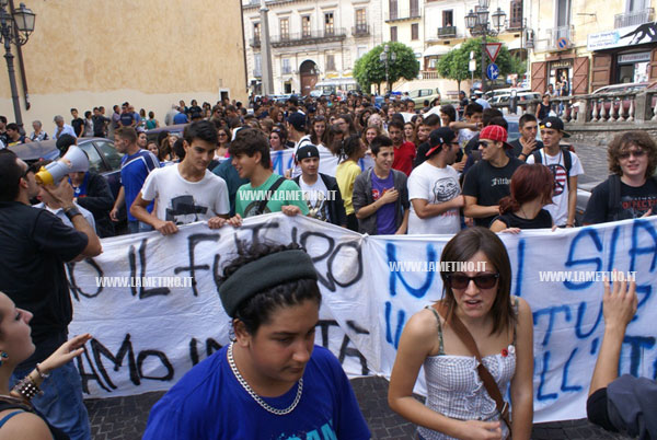 manifestazione_scuola_051012