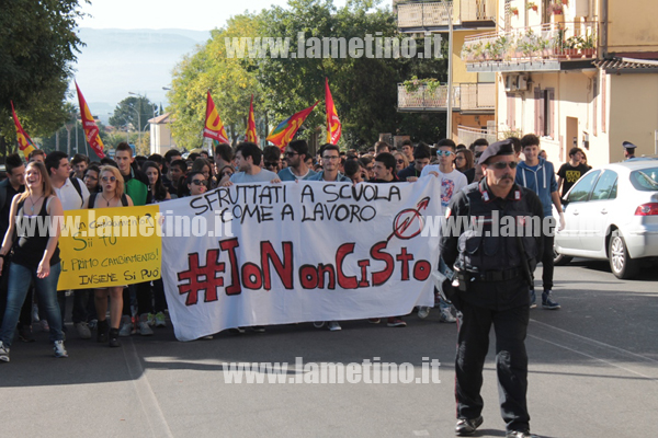 Lamezia: Studenti e insegnanti manifestano contro piano scuola-Governo