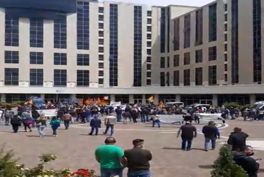 Lavoro, sit-in di 500 tirocinanti davanti sede della Regione Calabria