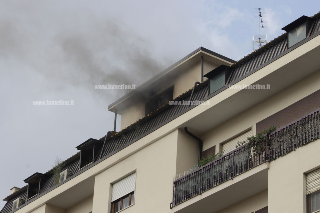 Lamezia, in fiamme mansarda in via Colelli