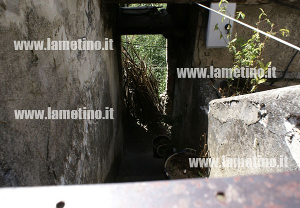 manufatto-abusivo-via-federico-II-bis.jpg