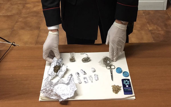 Trovati con droga in casa e in auto, arrestati padre e figlio nel catanzarese