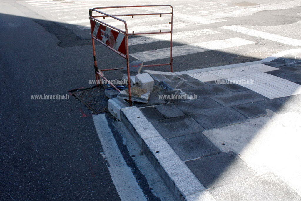 Lamezia: marciapiede nuovo già distrutto in via de Medici