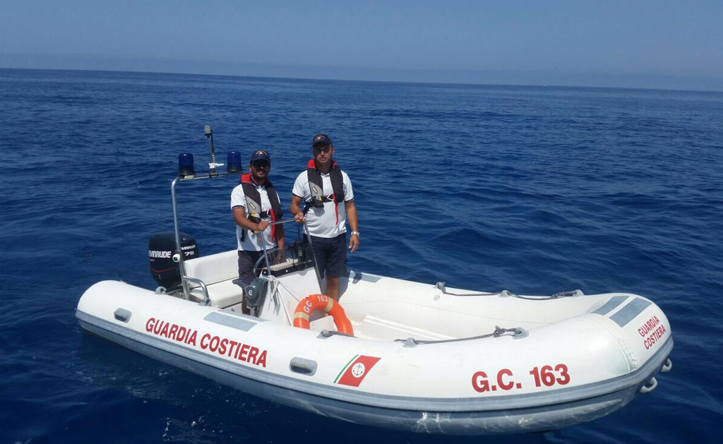 Barca incagliata vicino scogliera a Ricadi, guardia costiera soccorre 8 persone
