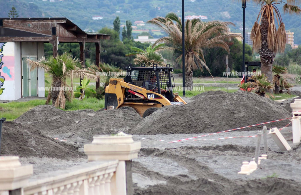 Tra maltempo, pulizia lungomare e allestimento lidi inizia lentamente l’estate sulla costa tirrenica lametina