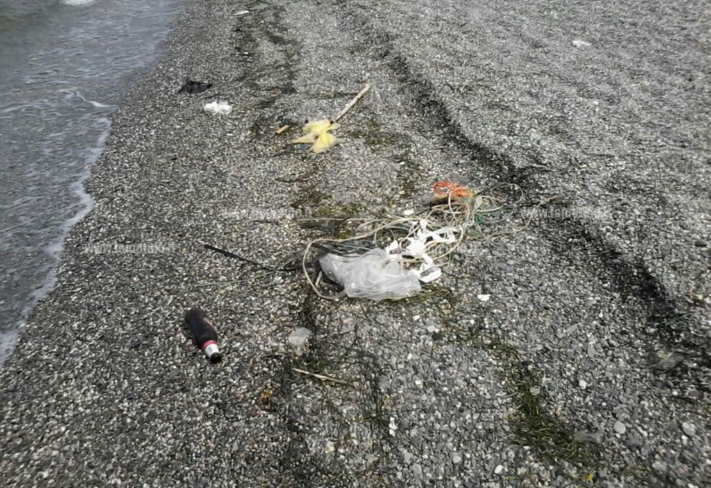 Rifiuti in spiaggia a Gizzeria