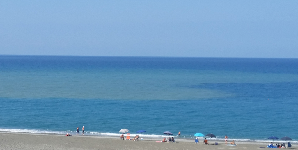 Ancora segnalazioni di mare sporco da Falerna a Nocera