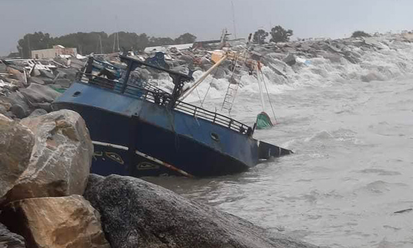 Mareggiata rompe ormeggi barcone migranti nel porto di Catanzaro