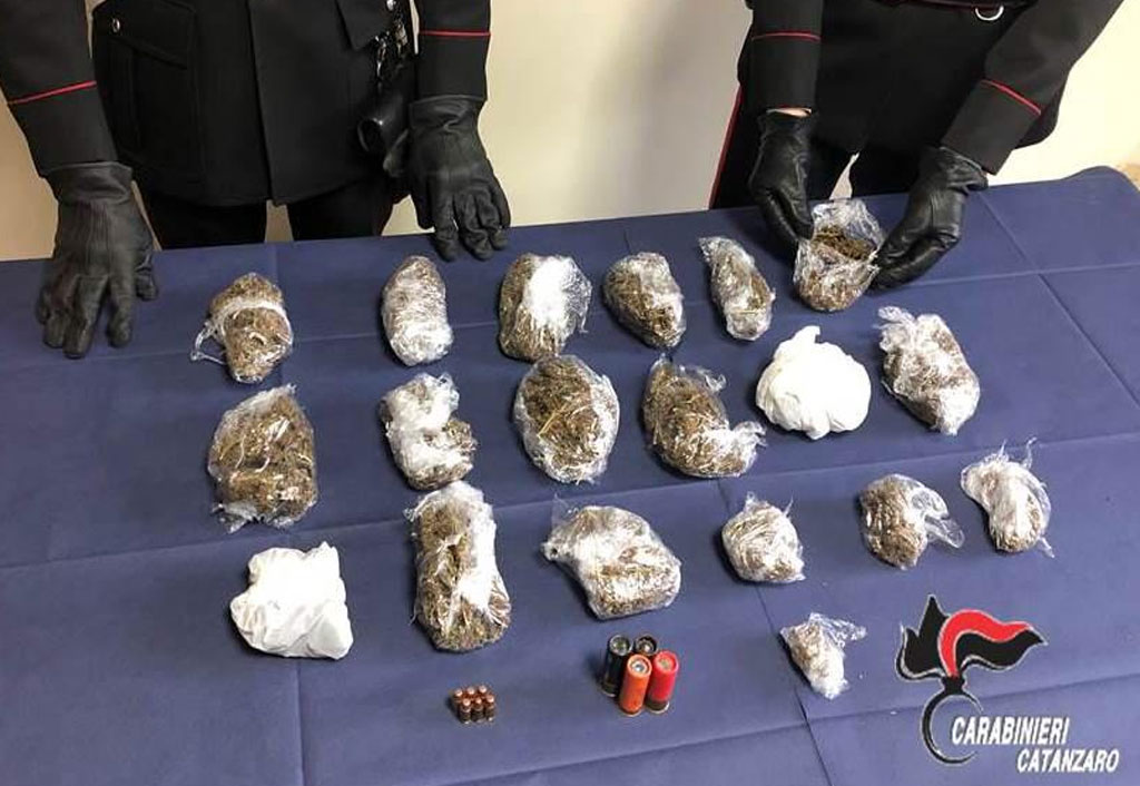 In auto con cartucce inesplose  e marijuana: arrestato 79enne nel catanzarese