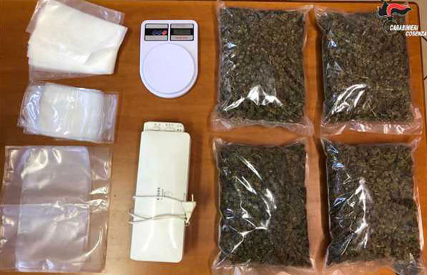 In auto con due chili di marijuana, un arresto nel cosentino