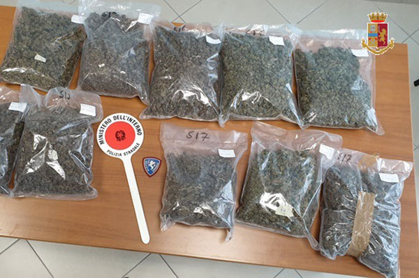 Viaggiavano su A2 con marijuana nascosta nei sedili, Polizia stradale di Lamezia arresta due persone 