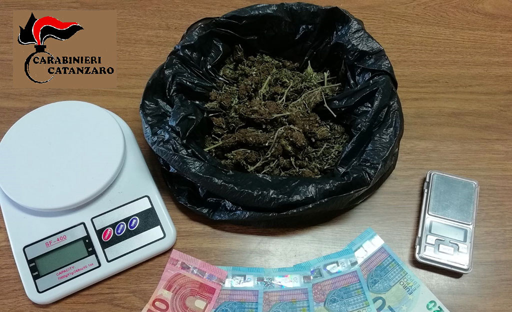 Trovato con marijuana nello zaino a Catanzaro Lido, ai domiciliari studente 