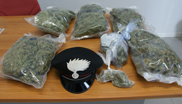 Nascondeva due chili di marijuana, arrestato a Cassano allo Jonio