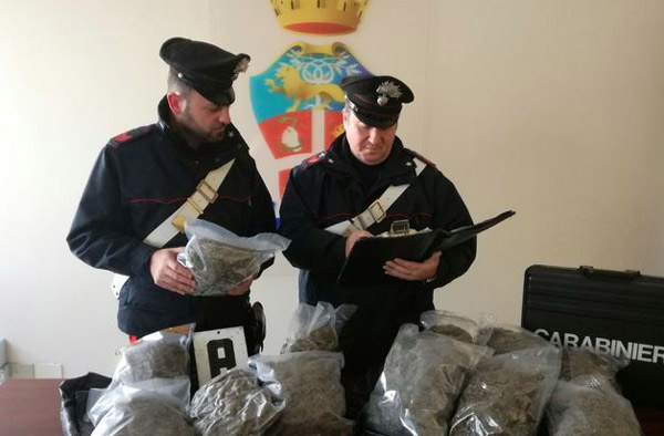 Trovato con sei chili di marijuana in auto, arrestato nel reggino