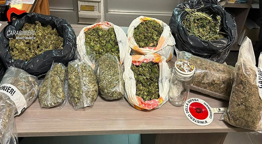 Giovane reggino trovato con 10 kg di marijuana in casa, arrestato