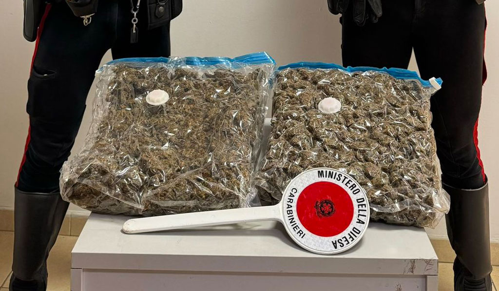 Fermato con due chili di marijuana in auto, arrestato dai carabinieri un rosarnese.