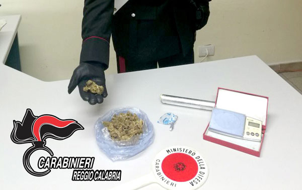 Nascondeva marijuana in casa, arrestato 48enne a Reggio