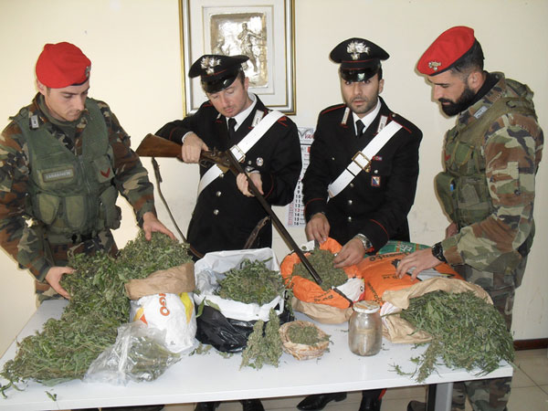 Trovati con 4 chili di marijuana e un fucile, arrestati nel reggino