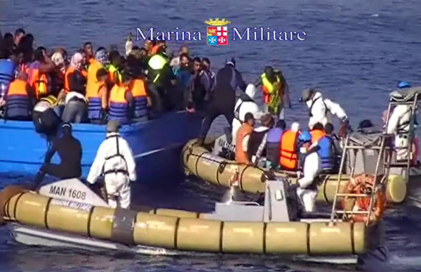 Migranti soccorsi al largo della Calabria, a bordo barcone anche morto
