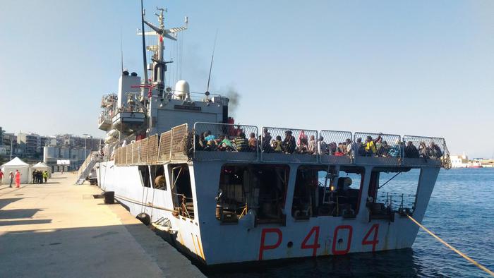 Pattugliatore Marina "Vega" con 729 migranti approdato a Reggio