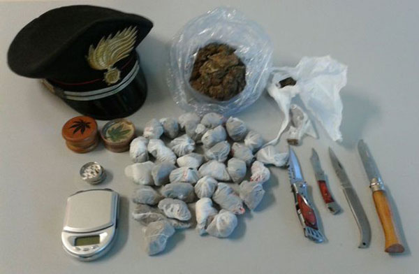 Aveva 310 gr marijuana in casa, arrestato 43enne a Cosenza