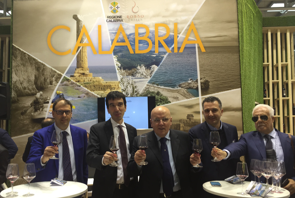 Vinitaly, ministro Martina visita stand Regione: "La Calabria ha un potenziale formidabile"