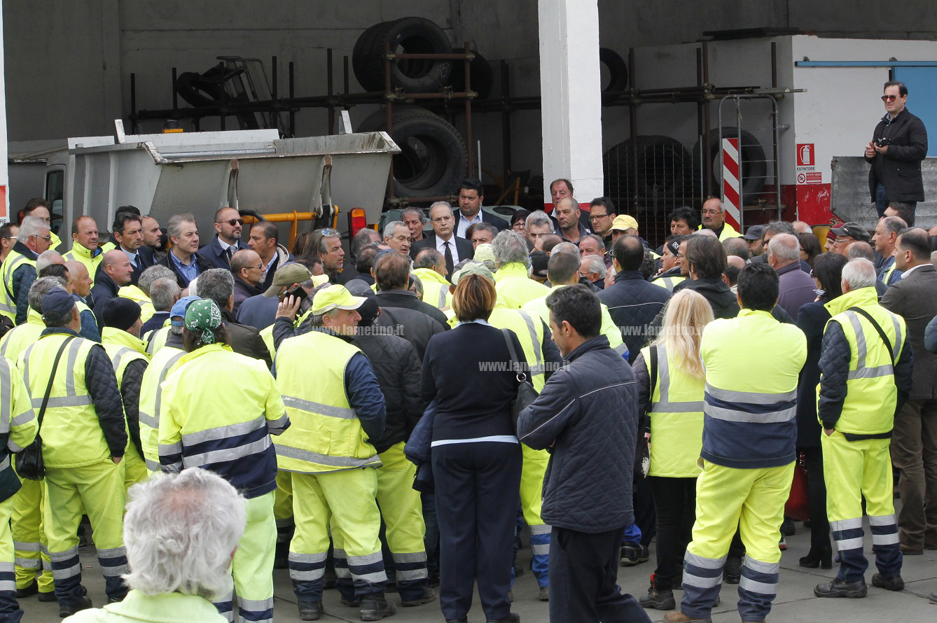 Lamezia, protesta lavoratori Multiservizi. Mascaro al sit-in: "Prossima settimana sarà pagata intera mensilità febbraio"