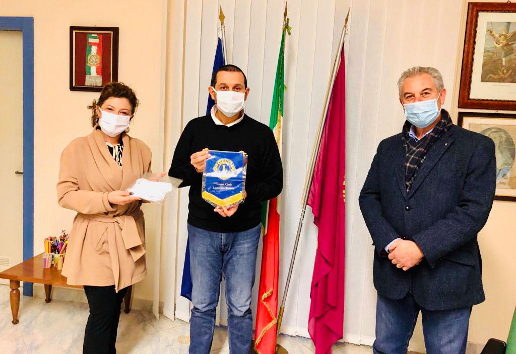 Lions Club Lamezia Host dona mascherine alle forze dell'ordine