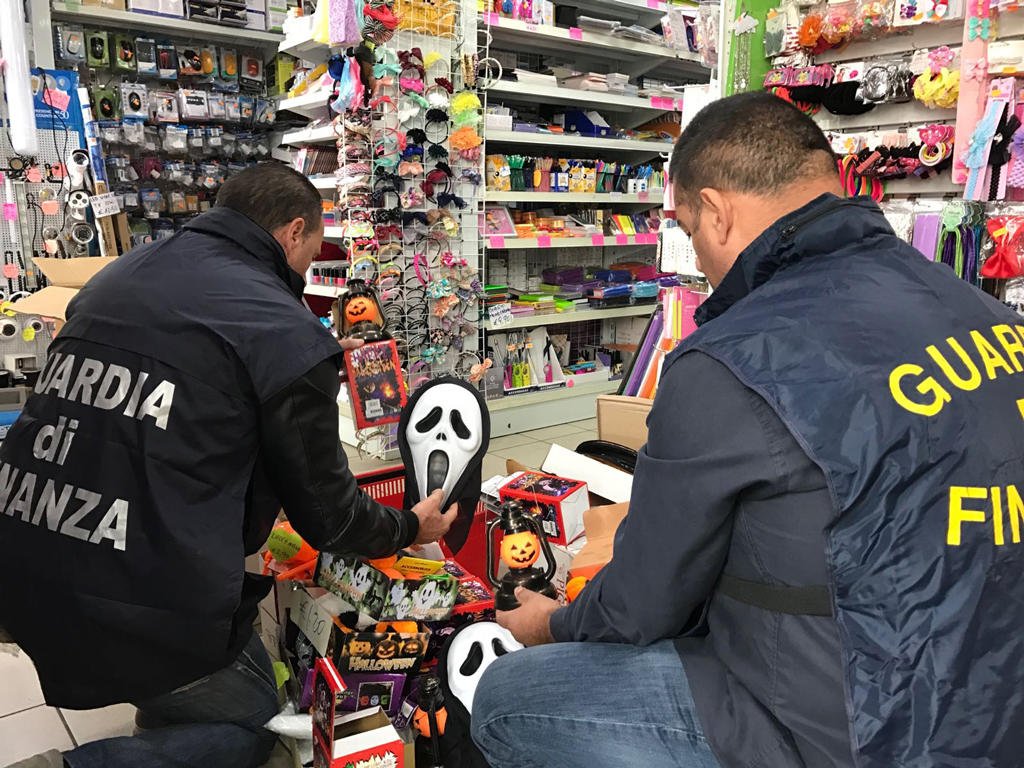 Operazione "Halloween-sicura", sequestrati oltre tre milioni di maschere e accessori