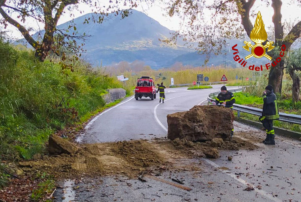 Masso cade sulla SP 9 a Orsomarso, chiusa al traffico