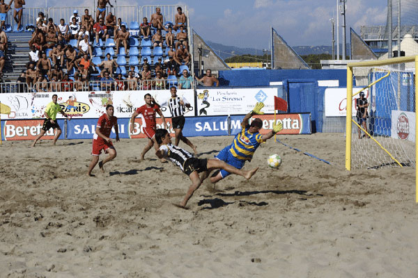 Beach Soccer: Viareggio surclassa Lamezia con un pesante 11-4