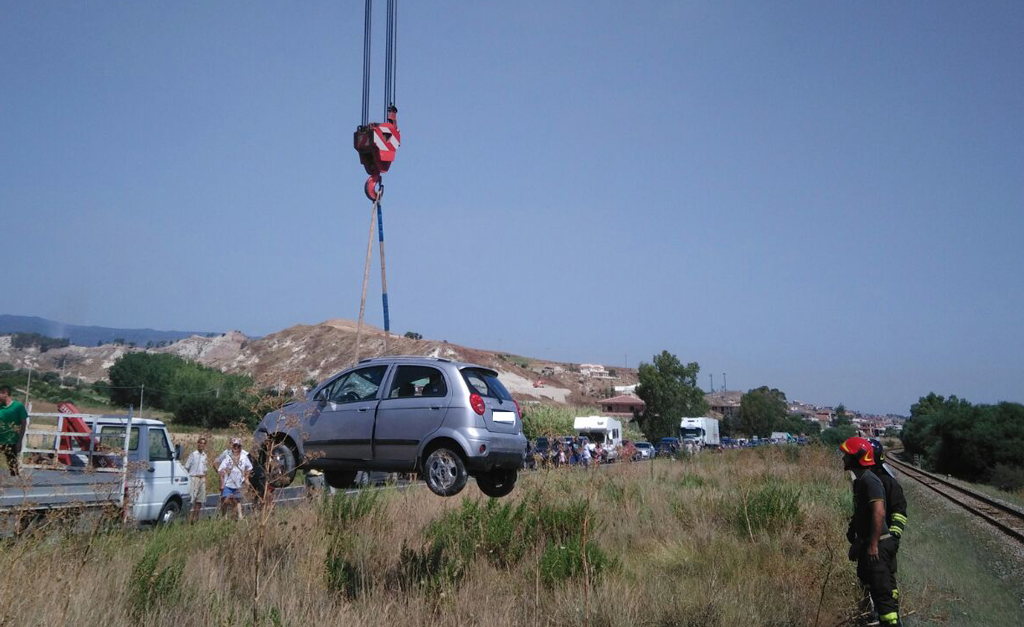 Auto si ribalta su binari ferroviari a Guardavalle, soccorsa donna