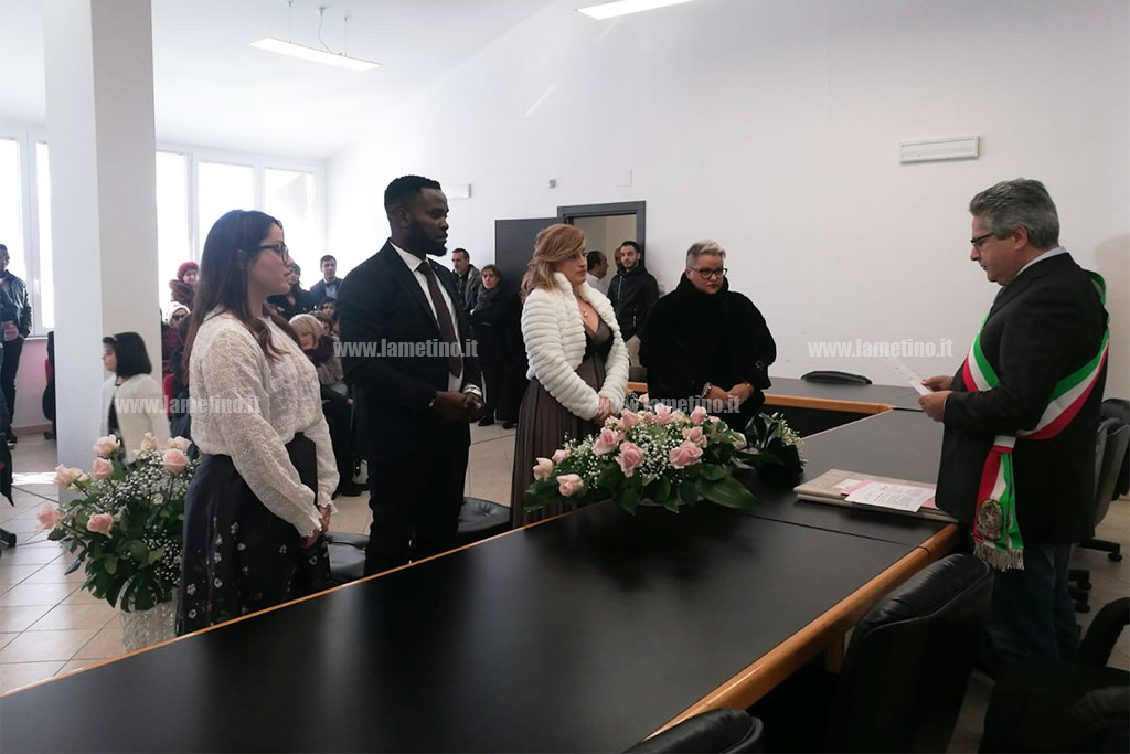 Festa a Conflenti per il primo matrimonio tra un ragazzo del centro d'accoglienza e una conflentese alla vigilia della chiusura del Cas