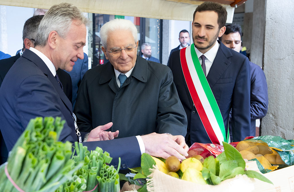 Bergamotto, kiwi e cipolle: il presidente della Repubblica Mattarella visita stand della Calabria alla Fiera Macfruit
