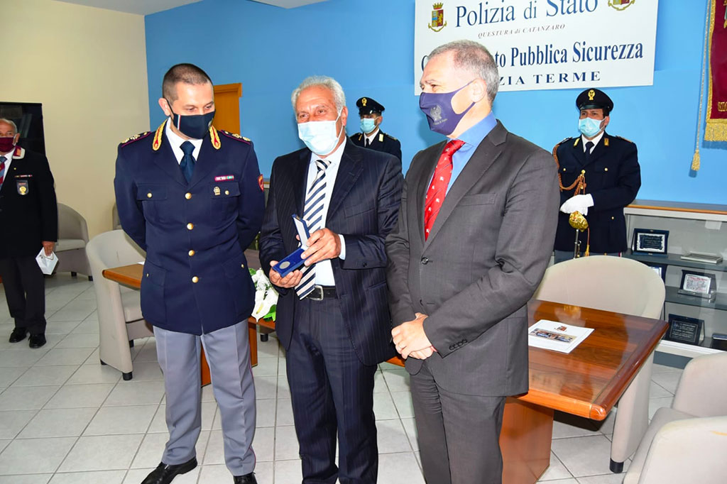 Lamezia, consegnate dal Questore Finocchiaro medaglie di commiato a personale della Polizia di Stato