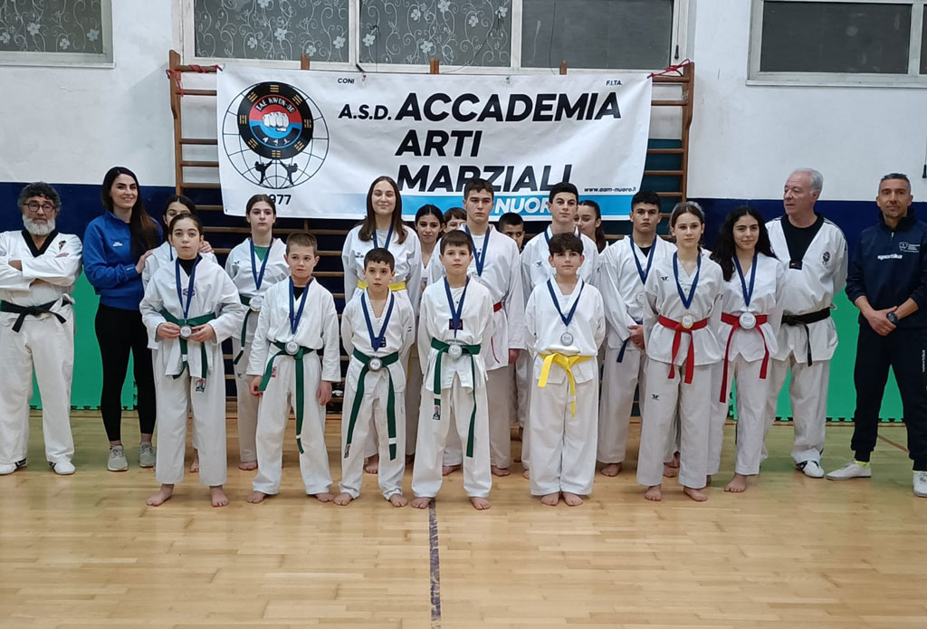 Taekwondo, 14 medaglie per atleti Asd Accademia Arti Marziali di Nuoro: nello staff tecnico anche il maestro lametino Novelliere