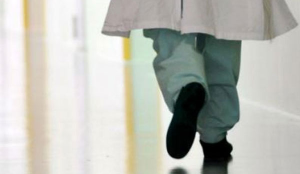 Maltrattamenti in clinica su paziente malata di Sla, famiglie degenti: vicini a indagati 