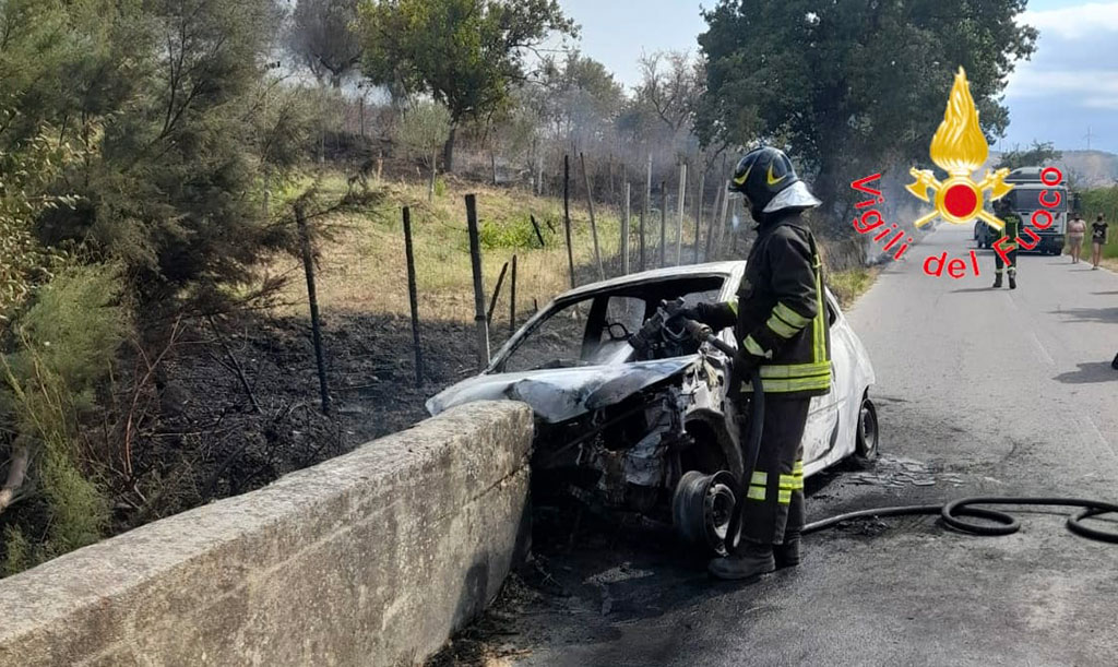 Auto impatta contro muretto e prende fuoco, un morto e un ferito a Melissa